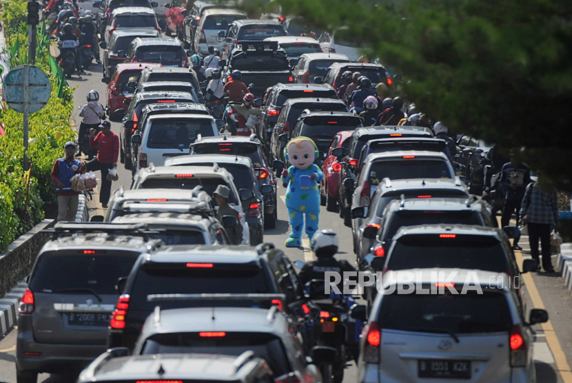 Sejumlah kendaraan memadati jalur wisata Puncak di kawasan Gadog, Kabupaten Bogor, Jawa Barat.