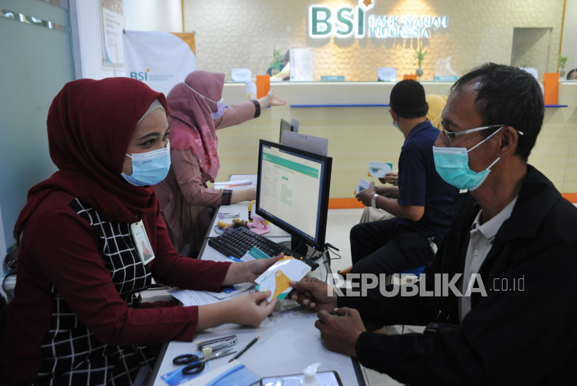 Petugas melayani nasabah untuk migrasi rekening ke Bank Syariah Indonesia (BSI) di Kantor cabang BSI Arivai Palembang, Sumatra Selatan, Kamis (17/6/2021). 