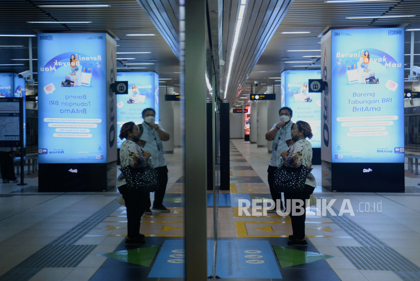 Penumpang menunggu kedatangan MRT di Stasiun MRT Dukuh Atas, Jakarta (ilustrasi). 