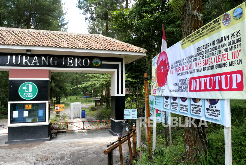 Pintu masuk Taman Nasional Gunung Merapi (TNGM). Komisi IV Dewan Perwakilan Rakyat Republik Indonesia (DPR) melakukan kunjungan kerja spesifik ke Balai Taman Nasional Gunung Merapi (TNGM). ilustrasi