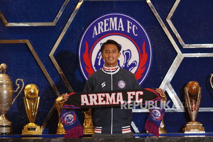 Manajemen Arema FC resmi mendatangkan dua pemain lokal untuk kompetisi Liga 1 2023/2024. Dua pemain tersebut adalah pemain sayap Samsudin dan kiper Dicky Agung Setiawan.