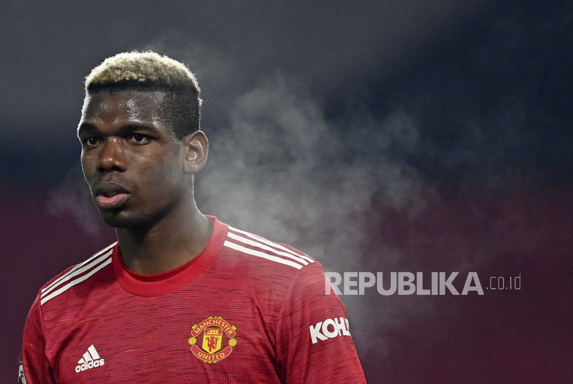 Paul Pogba dari Manchester United berdiri di lapangan selama pertandingan sepak bola Liga Premier Inggris antara Manchester Utd dan Wolverhampton Wanderers di Stadion Old Trafford di Manchester, Inggris, Selasa, Desember. 29, 2020. (