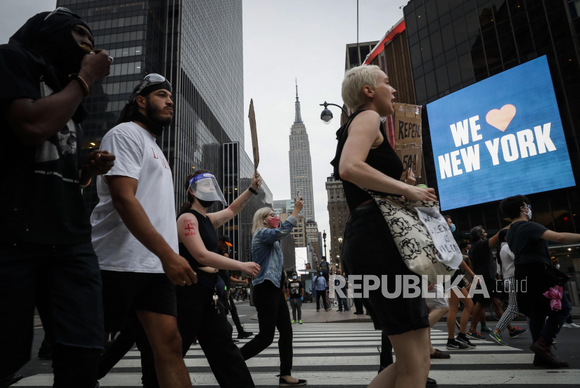 Para pengunjuk rasa berbaris melewati Madison Square Garden ketika Empire State Building berdiri di belakang, Kamis, 4 Juni 2020, di wilayah Manhattan di New York. Demonstran kematian George Floyd berjanji akan buat gerakan berkelanjutan. Ilustrasi. 