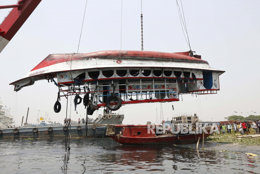 Sebuah crane mengangkat kapal feri yang terbalik dari perairan di sungai. (Ilustrasi)