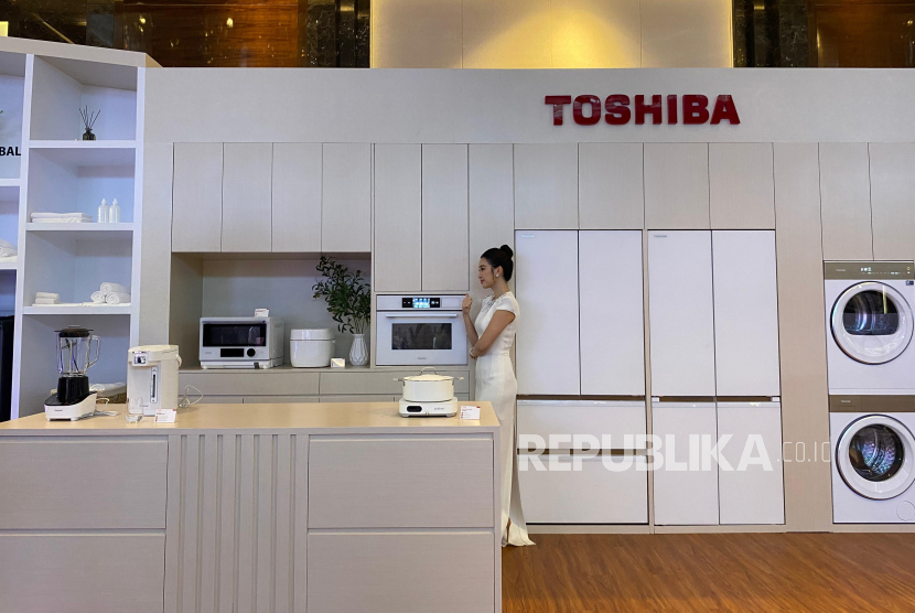 Beberapa produk peralatan rumah tangga terbaru Toshiba Lifestyle yang diperkenalkan pada acara konferensi pers di Hanoi, Vietnam, Selasa (27/8/2024). Salah satunya Toshiba Umami Rice Cooker.