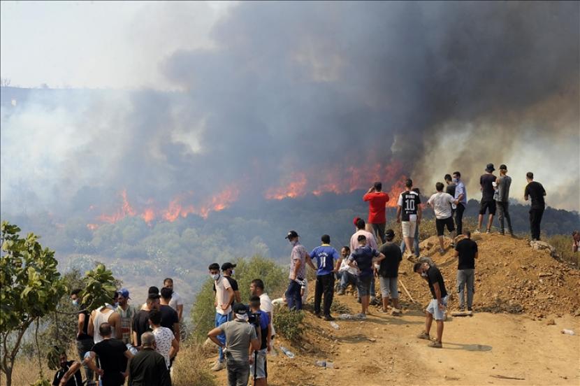 Prancis mengumumkan pengiriman bantuan ke Aljazair untuk membantu negara di Afrika Utara itu memadamkan kebakaran hutan.
