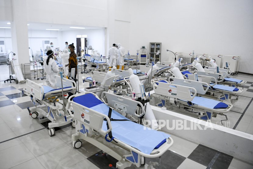 Petugas kesehatan memeriksa alat kesehatan di ruang IGD Rumah Sakit Darurat Penanganan COVID-19 Wisma Atlet Kemayoran, Jakarta, Senin (23/3/2020). 