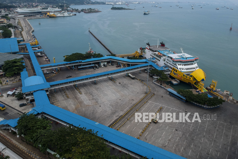 Suasana Pelabuhan Merak. Gelombang laut di perairan Selat Sunda mencapai empat meter menyebabkan pelayaran kapal ferry angkutan penumpang dan kendaraan dari Pelabuhan Bakauheni–Merak (sebaliknya) terhambat.