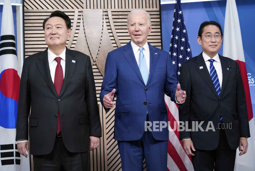 Presiden AS Joe Biden (tengah), bersamaPerdana Menteri Jepang Fumio Kishida (kanan) dan Presiden Korea Selatan (Korsel) Yoon Suk Yeol 