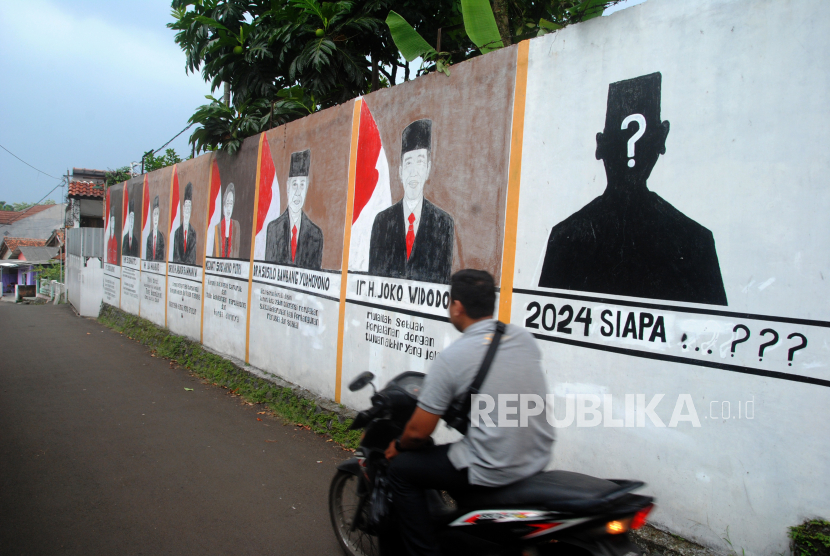 Pengendara sepeda motor melintas di dekat mural bergambar presiden dari masa ke masa di Kedung Halang, Kota Bogor, Jawa Barat, Senin (13/6/2022). MUI Kalsel Nyatakan Netral dalam Tahun Politik Pemilu 2024