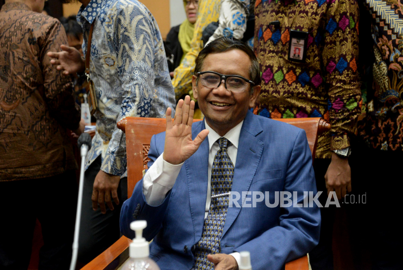Menko Polhukam Mahfud MD bersiap mengikuti rapat dengar pendapat bersama Komisi III DPR di Kompleks Parlemen, Senayan, Selasa (11/4/2023).