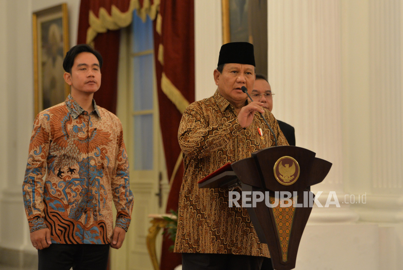 Presiden Prabowo Subianto didampingi Wapres Gibran Rakabuming Raka mengumumkan jajaran menteri Kabinet Merah Putih di Istana Merdeka, Jakarta, Ahad (20/10/2024) malam WIB.