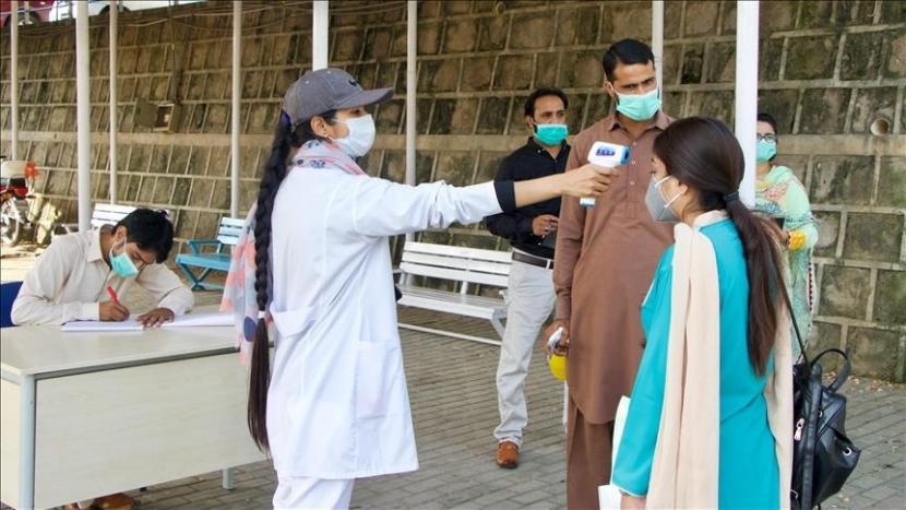 Pakistan pada Rabu (24/2) mengumumkan akan mencabut semua aturan pembatasan yang diberlakukan untuk mencegah penyebaran virus corona.