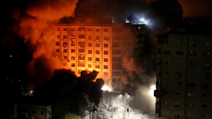 Pesawat tempur Israel menghancurkan sebuah bangunan berlantai sembilan di Kota Gaza pada Rabu (12/9).