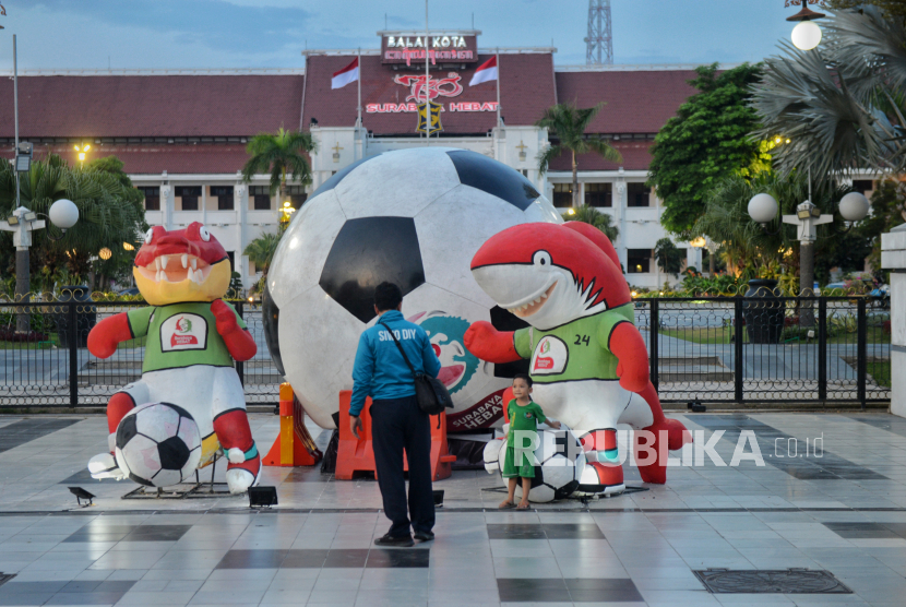 Warga berfoto dengan maskot Piala Dunia U17 yang dipajang di halaman Balai Kota Surabaya, Jawa Timur.
