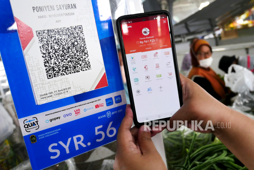 Pembeli bertransaksi dengan metode pemindaian QRIS dengan aplikasi DOKU e-Wallet di Pasar Tradisional Prawirotaman, Yogyakarta, Ahad (6/9). Pemerintah menilai perekonomian digital memiliki peranan penting di tengah pandemi Covid-19. 