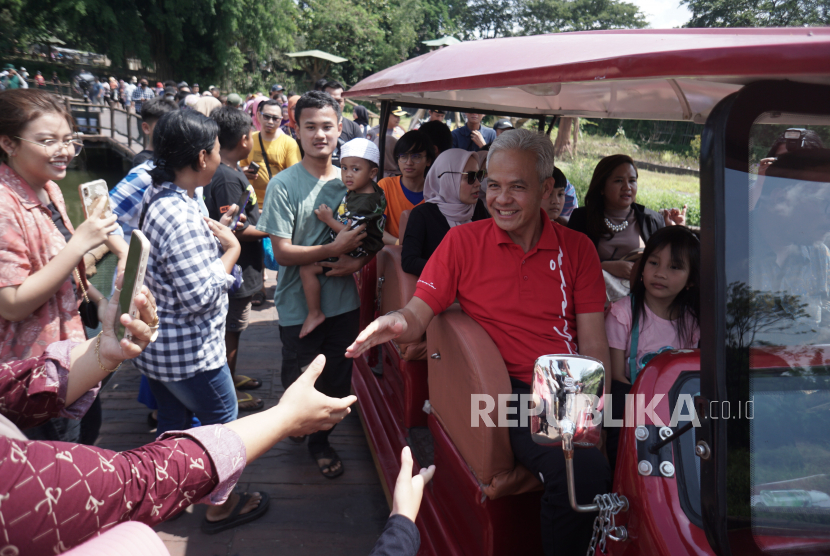 Gubernur Jawa Tengah Ganjar Pranowo menyalami warga saat berkunjung ke Solo Safari, Solo, Jawa Tengah, Selasa (25/4/2023). Ganjar pekan lalu diumumkan oleh PDIP menjadi bakal calon presiden (capres) untuk 2024. 
