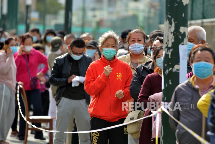  Warga berbaris untuk tes Covid-19 besar-besaran di Qingdao di provinsi Shandong, Cina. Ilustrasi.