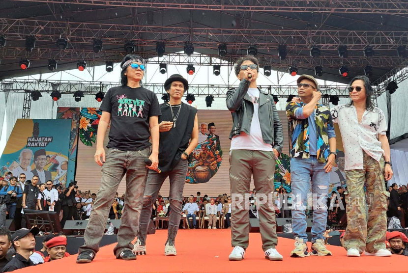 Penampilan grup musik Slank di Hajatan Rakyat, kampanye terbuka paslon Ganjar Pranowo-Mahfud MD di Lapangan Tegallega, Kota Bandung, Ahad (21/1/2024). ()