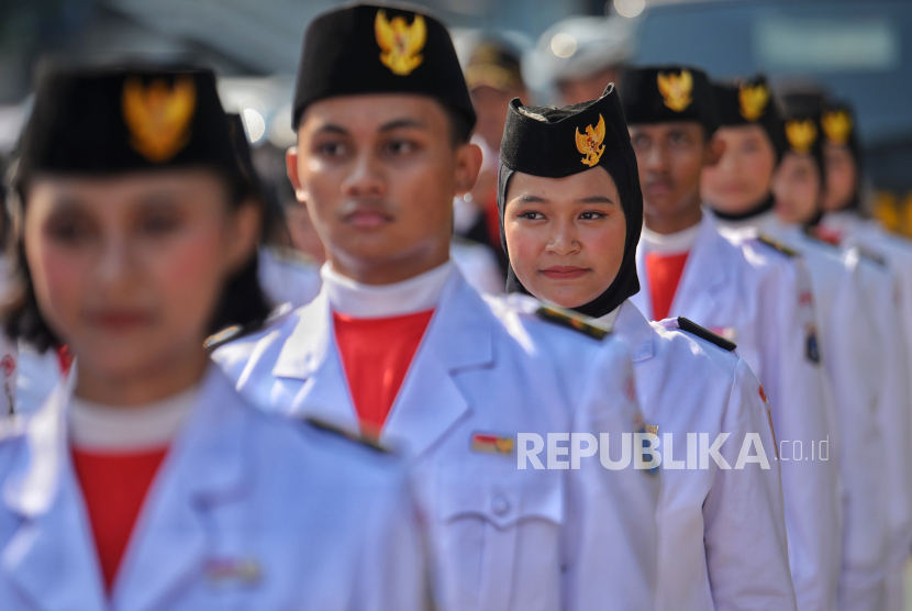 Paskibraka Matraman bersiap mengibarkan bendara Merah Putih pada upacara peringatan Sumpah Pemuda ke-95 di Museum Sumpah Pemuda, Jakarta, Sabtu (28/10/2023). Upacara Sumpah Pemuda ke-95 kali ini mengangkat tema Bersama Majukan Indonesia yang diikuti oleh perwakilan Museum Sumpah Pemuda, pelajar se-Jabodebek serta masyarakat umum.