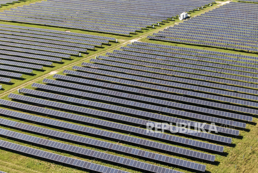 Foto udara yang dibuat dengan drone menunjukkan pertanian pembangkit listrik tenaga surya. Pemerintah India mengundang negara anggota Dewan Kerja Sama Teluk (GCC) untuk berinvestasi di sektor energi hijau di negara tersebut. 