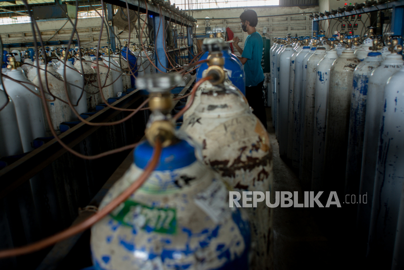 PT PLN (Persero) mendukung penuh aktivitas produksi industri oksigen dengan memastikan keandalan listrik di tengah pemberlakuan pembatasan kegiatan masyarakat (PPKM) darurat di Jawa dan Bali pada 3-20 Juli 2021.  (ilustrasi)