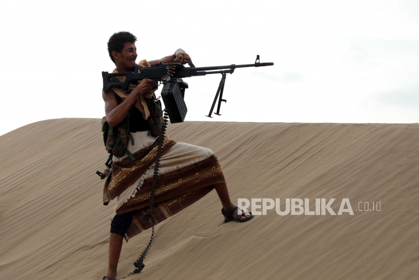 Koalisi Pimpinan Saudi Cegat Serangan Drone di Bandara Abha. Pasukan Yaman yang setia kepada pemerintah yang diakui secara internasional yang didukung Saudi terlibat dalam pertempuran dengan milisi Houthi di kota pelabuhan Hodeidah, Yaman, Kamis (8/10/2020) (Diterbitkan Jumat (9/10/2020). 