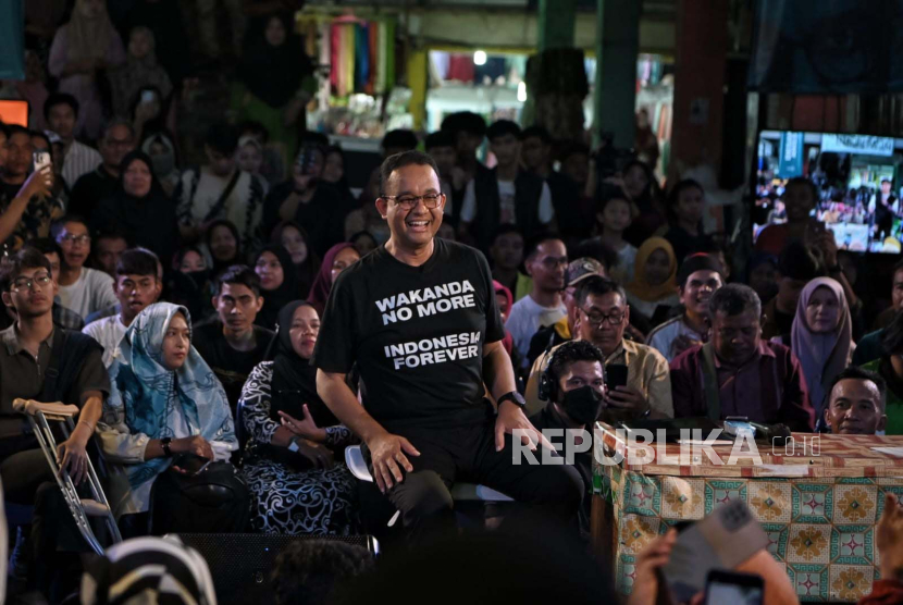 Capres nomor urut 1 Anies Baswedan saat melakukan kampanye di Pasar Sail, Kota Pekanbaru, Provinsi Riau, Rabu (13/12/2023). 