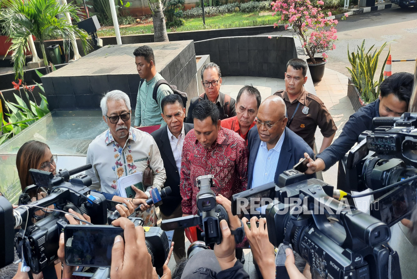 Staf Sekretaris Jenderal PDIP Hasto Kristiyanto, Kusnadi (batik merah) menghadiri panggilan tim penyidik KPK terkait perkara yang melilit buronan Harun Masiku pada Rabu (19/6/2024).