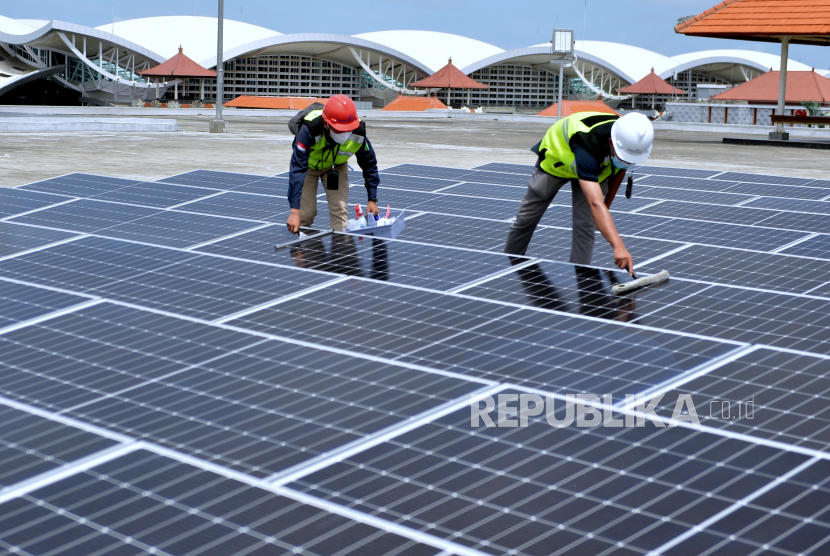 Petugas melakukan perawatan panel surya pada Pembangkit Listrik Tenaga Surya (PLTS) di Bandara I Gusti Ngurah Rai, Badung, Bali, Rabu (21/9/2022). Angkasa Pura I mengoperasikan PLTS untuk menyuplai energi listrik di gedung parkir bandara sebagai upaya menjaga kelestarian lingkungan dengan memanfaatkan energi baru terbarukan guna menekan emisi karbon sekaligus untuk mendukung penyelenggaraan KTT G20 di Bali.