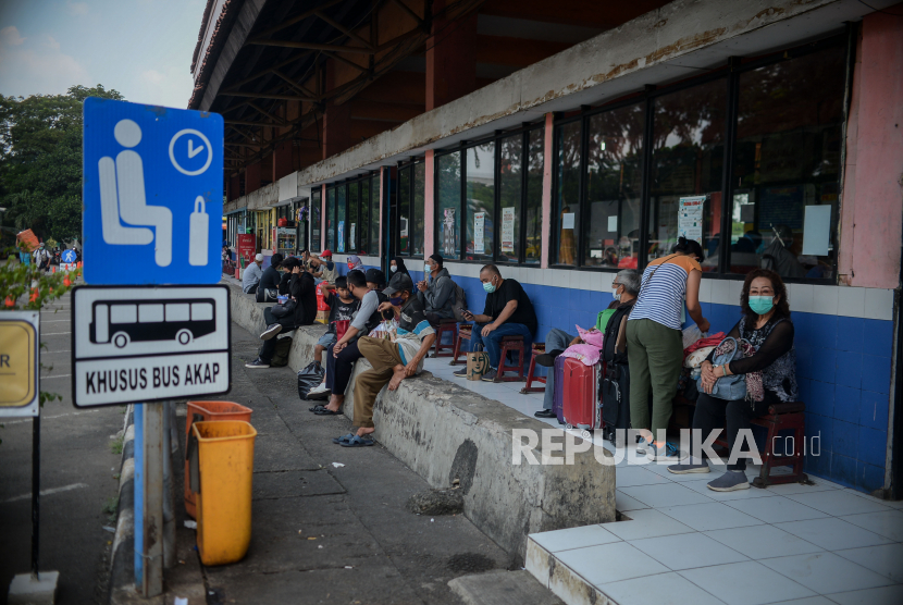 Penumpang menunggu jadwal keberangkatan bus di Terminal Kampung Rambutan, Jakarta. Jumlah penumpang di Terminal Kampung Rambutan mengalami penurunan hingga 60 persen menyusul adanya adendum Surat Ederan Satuan Tugas Penanganan Covid-19.
