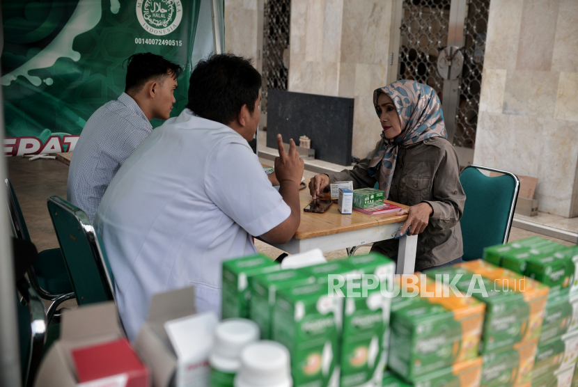 Warga melakukan konsultasi kesehatan di stan Promaag yang merupakan produk PT Kalbe Farma Tbk saat acara Gerakan 1 juta Kebaikan Tanpa Dramaag di Jakarta, Rabu (5/4/2023). PT Kalbe Farma Tbk optimistis dapat membukukan kinerja positif sepanjang 2023. Perseroan menargetkan pertumbuhan penjualan bersih tahun 2023 sekitar 13 persen hingga 15 persen.