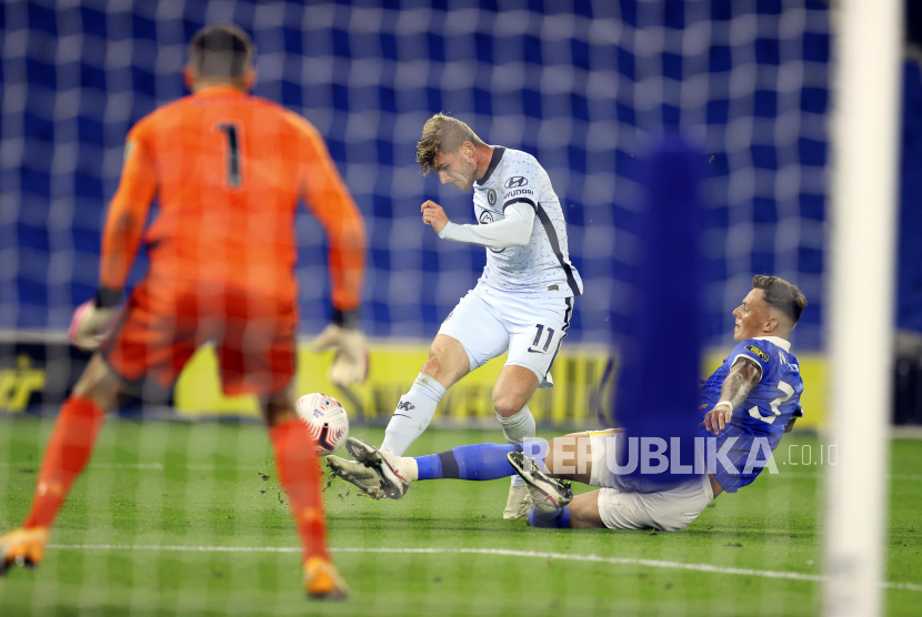 Chelsea Timo Werner (L) in action against Brighton Ben White (R) during the English Premier League soccer match between Brighton & Hove Albion FC and Chelsea FC in Brighton, Britain, 14 September 2020.  EPA-EFE/Richard Heathcote / POOL 