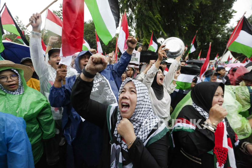 Muslim Indonesia sambil memegang poster bertuliskan Akhiri Genosida Warga Palestina saat demonstrasi mendukung warga Palestina bertema Harus Ada Ramadhan di Gaza, Jangan Biarkan Gaza Puasa Tanpa Berbuka di depan Kedutaan Besar AS di Jakarta, Sabtu (9/3/2024).