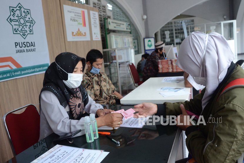 Petugas melayani muzaki atau pemberi zakat di Konter Pelayanan Zakat Fitrah, Fidyah, Shadaqah, Infak dan Wakaf Alquran Pusdai, Jalan Diponegoro, Kota Bandung.