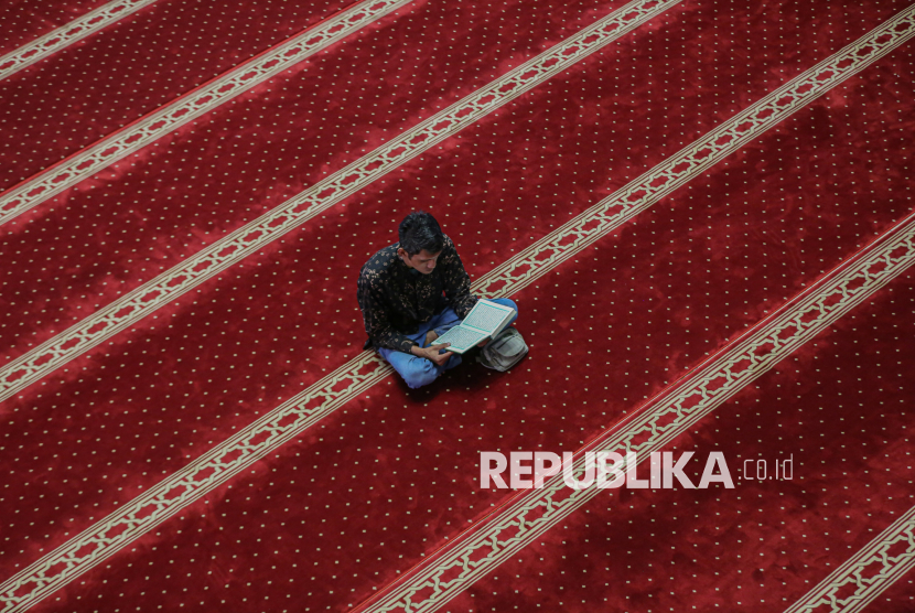 Jamaah membaca Al-Quran di Masjid Istiqlal, Jakarta, Selasa (24/2/2026). Sejumlah umat muslim, memanfaatkan momentum Ramadhan untuk memperbanyak amal ibadah dengan membaca Al-Quran dan berdzikir di masjid sebagai upaya memperbaiki diri pada bulan suci.