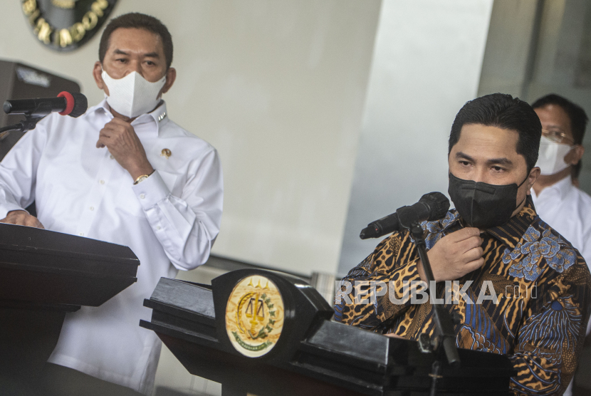 Erick Thohir Laporkan Dugaan Korupsi Pembelian Pesawat Garuda ATR 72-600 ke Kejagung. Foto: Menteri BUMN Erick Thohir (kanan) bersama Jaksa Agung ST Burhanuddin (kiri) menyimak pertanyaan wartawan saat menyampaikan keterangan pers di Gedung Menara Kartika Adhyaksa, Komplek Perkantoran Kejaksaan Agung, Jakarta, Selasa (11/1/2022). Kedatangan Menteri BUMN Erick Thohir tersebut untuk melaporkan beberapa kasus terkait maskapai Garuda Indonesia. 