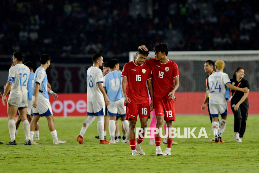 Expression of Indonesian national team players Dony Tri Pamungkas and Achmad Maulana Syarif after playing against Philippines in Group B match of AFF Cup at Manahan Stadium, Solo, Saturday (21/12/2024). Indonesia lost 0—1 to the Philippines. With this defeat, the Indonesian national team was eliminated from the championship of the AFF Cup 2024.