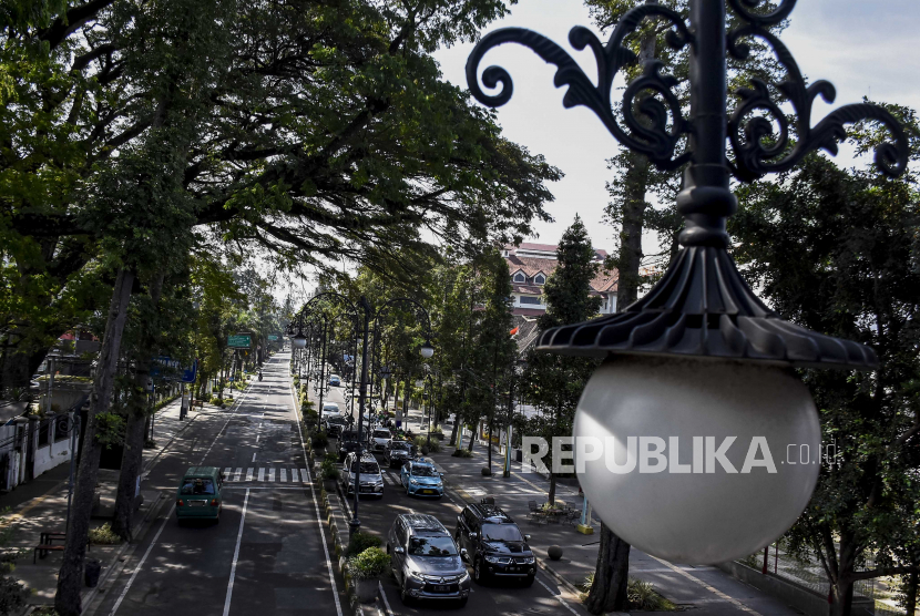 Sarana penerangan di ruas Jalan Ir H Djuanda, Kota Bandung. 