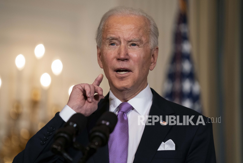  Presiden Joe Biden menyampaikan sambutannya tentang kesetaraan rasial, di Ruang Makan Negara Gedung Putih, Selasa, Januari. 26, 2021, di Washington.