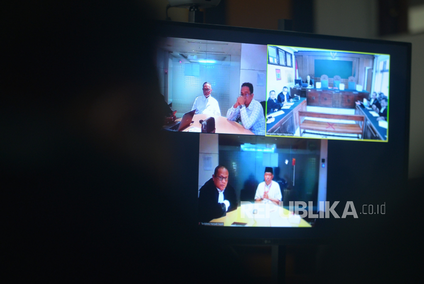 Foto layar monitor sidang secara daring dengan terdakwa eks wali kota Yogyakarta Haryadi Suyuti (bawah) dengan kasus dugaan suap penerbitan IMB Royal Kedhaton di Pengadilan Negeri Yogyakarta (ilustrasi) 