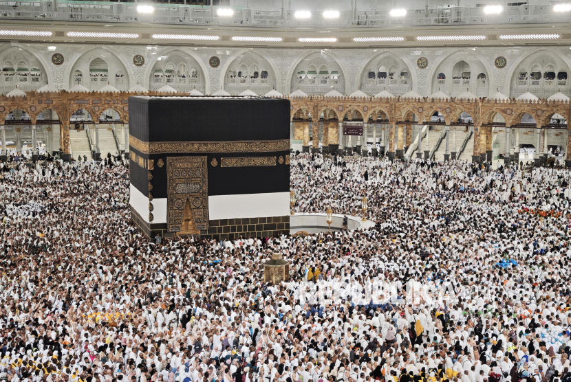 Jamaah calon haji dari berbagai negara melakukan Tawaf di Masjidil Haram, Makkah, Arab Saudi, Jumat (30/5/2025). Pemerintah Arab Saudi menetapkan Idul Adha jatuh pada hari Jumat (6/6), sedangkan Hari Arafah (Wukuf di Arafah) sebagai rangkaian puncak musim haji pada 5 Juni 2025 yang akan diikuti 1,83 juta muslim dari berbagai penjuru dunia termasuk dari Indonesia yang tahun ini memiliki kuota sebanyak 221.000 jamaah. 