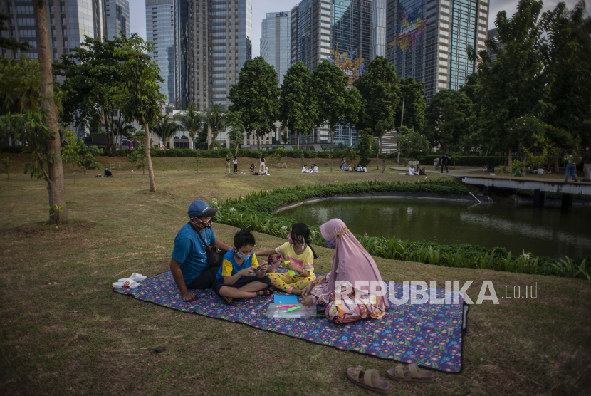 Sejumlah warga menikmati suasana Hutan Kota GBK di Kompleks Gelora Bung Karno (GBK), Senayan, Jakarta.