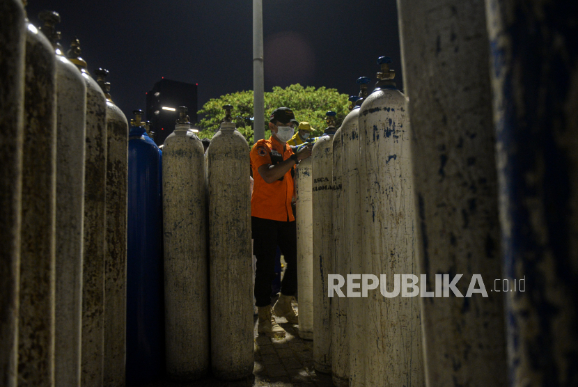 Kejaksaan Tinggi DKI Jakarta mengerahkan kendaraan dinas untuk membantu mengantar dan mengambil tabung oksigen dari agen pengisian ke rumah sakit dan sebaliknya guna memperlancar distribusi kebutuhan tersebut saat PPKM Darurat. (Foto: Ilustrasi petugas menaikan tabung oksigen)