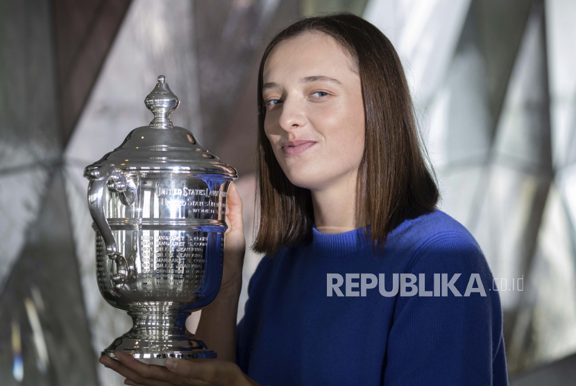 Juara tenis tunggal putri AS Terbuka Iga Swiatek berpose di Top of the Rock, di Rockefeller Center New York, Senin, 12 September 2022, di New York.