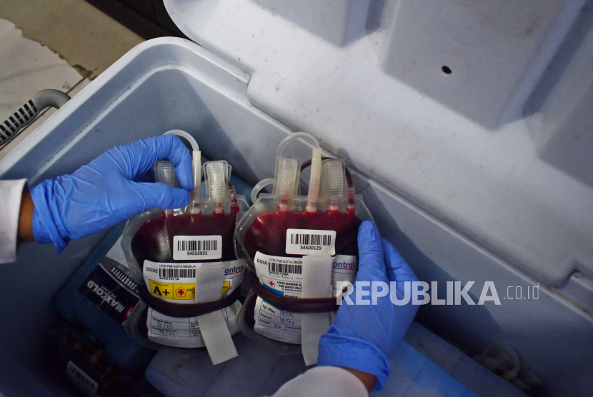 Petugas Palang Merah Indonesia (PMI) menata kantong darah (ilustrasi). Permintaan darah di unit transfusi darah (UTD PMI) Kota Makassar Sulawesi Selatan meningkat sepanjang Januari 2024.