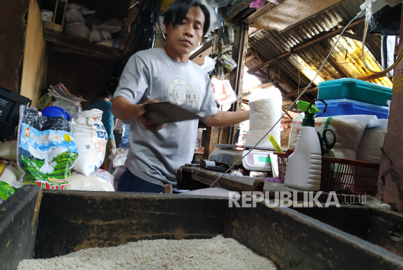 Pedagang beras melayani pelanggan di Pasar Kosambi, Kota Bandung, Jawa Barat, Senin (12/2/2024). Saat ini harga beras di pasaran Kota Bandung, paling murah Rp 15.000 hingga Rp 16.000 per kilogram, dan untuk beras premium seperti pandan wangi di jual Rp 18.000 per kilogram. Selain harganya yang terus meroket, suplai beras pun menurut pedagang sangat minim.