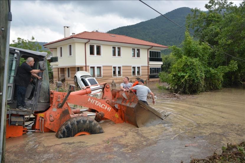 Gelombang baru banjir akibat hujan lebat melanda sejumlah provinsi di Turki yang dekat dengan Laut Hitam pada Rabu (11/8) 