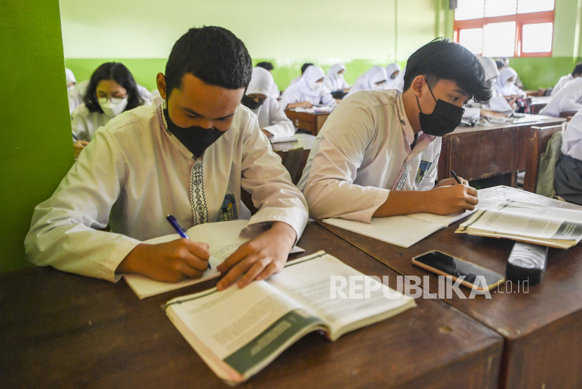 Sejumlah siswa mengikuti kegiatan belajar mengajar secara tatap muka di SMA Negeri 87 Kelurahan Bintaro, Jakarta Selatan, Jumat (8/4/2022). 