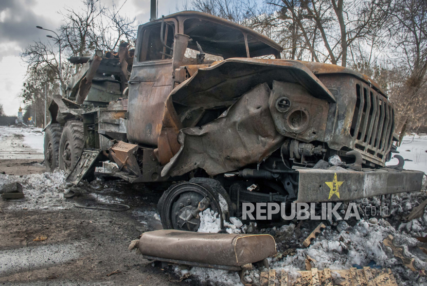  Sebuah kendaraan militer yang rusak duduk di Kharkiv, Ukraina, Rabu, 16 Maret 2022. Kementerian Pertahanan Rusia pada Jumat (18/3/2022) mengklaim bahwa, Dinas Keamanan Ukraina (SBU) berencana menghancurkan sebuah rumah sakit di Dnipro, dan melemparkan tanggung jawab kepada Rusia.